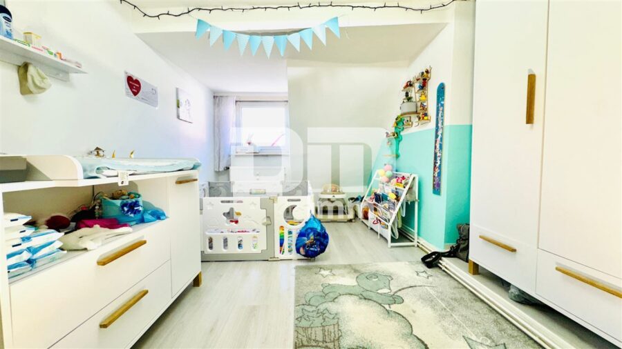 Vollvermietetes Wohn- und Gewerbeensemble: 3 Wohnungen + 2 Gewerbeeinheiten - WE3 DG Schlafzimmer / Kind